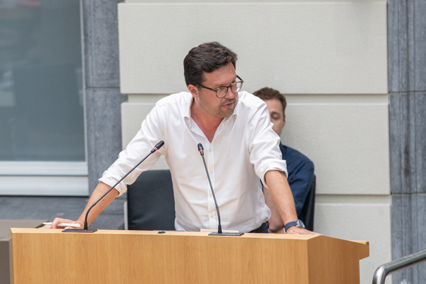 “Vlaamse regering bedriegt Vlaming met extra autotaks”