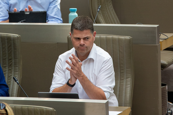 Vlaamse regering bezig met postjes in plaats van economie.
